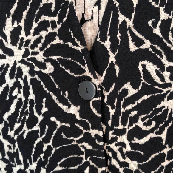 Black & White Flowered Cardigan - new with tags - Picture 2 of 6